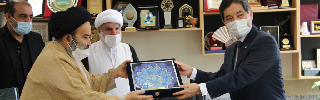 The Japanese ambassador to Iran, Mr. Kazutoshi Aikawa, met with Hujjat al-Islam Sayed Abulhasan Navab at the University of Religions and Denominations.