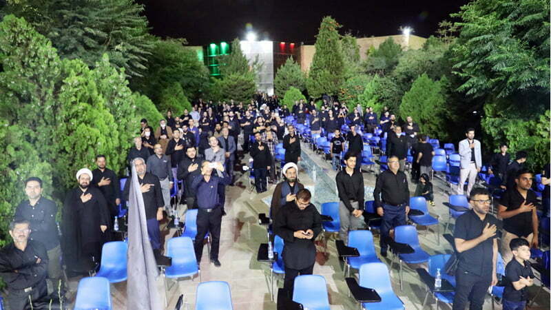 در شب عاشورا پرچم متبرک گنبد حرم امام حسین(ع) در دانشگاه به اهتزاز در آمد